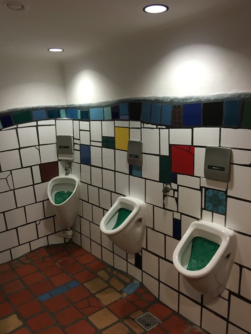 kunst bathroom